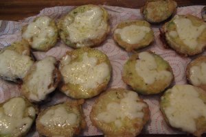 Dovlecei si vinete pane, cu mozzarella si sos de usturoi