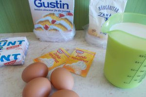 Desert mini tarte cu crema mousseline si afine
