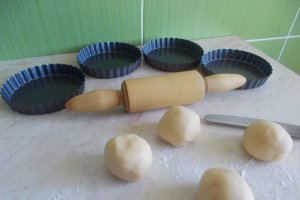Desert mini tarte cu crema mousseline si afine