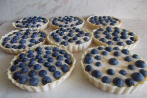 Desert mini tarte cu crema mousseline si afine
