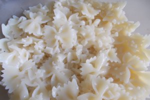 Salata de farfalle, cu file de macrou in ulei
