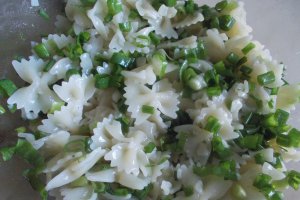Salata de farfalle, cu file de macrou in ulei