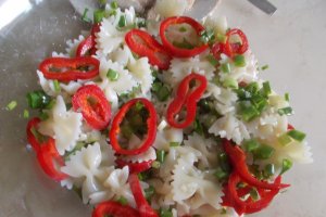 Salata de farfalle, cu file de macrou in ulei