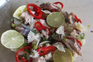 Salata de farfalle, cu file de macrou in ulei