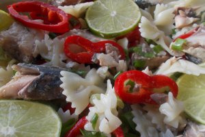 Salata de farfalle, cu file de macrou in ulei