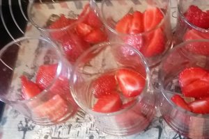 Desert pana cotta cu lapte si capsuni