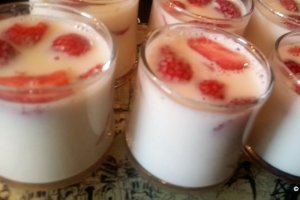 Desert pana cotta cu lapte si capsuni