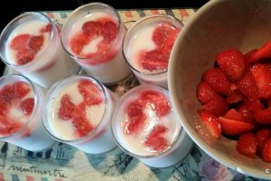 Desert pana cotta cu lapte si capsuni