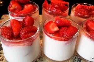 Desert pana cotta cu lapte si capsuni