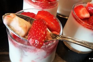 Desert pana cotta cu lapte si capsuni