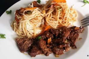 Carne de vita sotata in stil mongolez