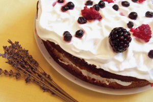 Desert tort rustic de vara cu fructe de padure