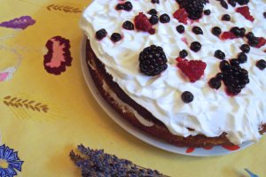 Desert tort rustic de vara cu fructe de padure