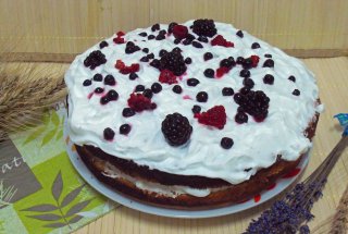 Desert tort rustic de vara cu fructe de padure