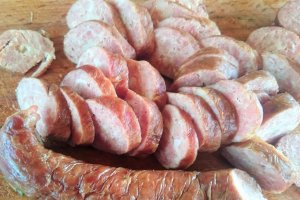 Salata de fasole rosie cu carnat de porc