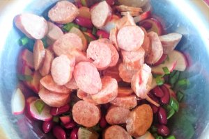 Salata de fasole rosie cu carnat de porc