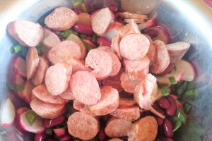Salata de fasole rosie cu carnat de porc