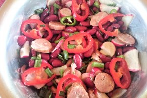 Salata de fasole rosie cu carnat de porc