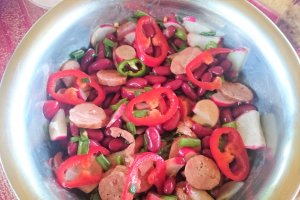 Salata de fasole rosie cu carnat de porc