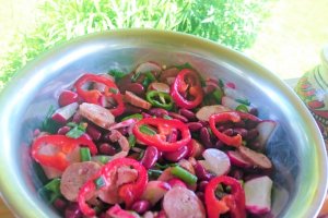 Salata de fasole rosie cu carnat de porc