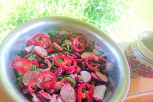 Salata de fasole rosie cu carnat de porc