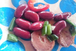 Salata de fasole rosie cu carnat de porc