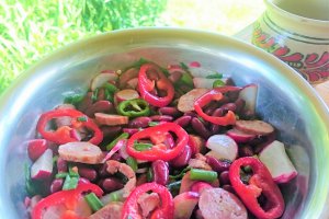 Salata de fasole rosie cu carnat de porc