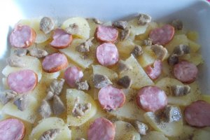 Cartofi taranesti la cuptor, cu sos de smantana si cascaval