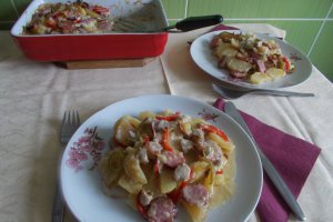 Cartofi taranesti la cuptor, cu sos de smantana si cascaval