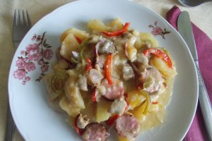 Cartofi taranesti la cuptor, cu sos de smantana si cascaval