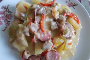 Cartofi taranesti la cuptor, cu sos de smantana si cascaval