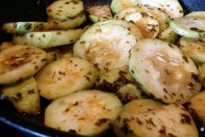 Dovlecei sotati cu branza ricotta sarata