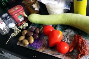 Dovlecei sotati cu branza ricotta sarata