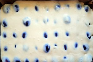 Desert prajitura rasturnata cu prune si nuci