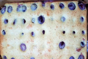 Desert prajitura rasturnata cu prune si nuci