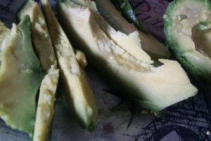 Salata cu sardine si avocado