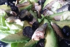 Salata cu sardine si avocado