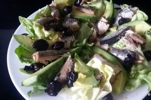 Salata cu sardine si avocado