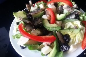 Salata cu sardine si avocado