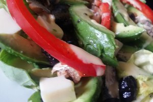 Salata cu sardine si avocado