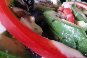 Salata cu sardine si avocado