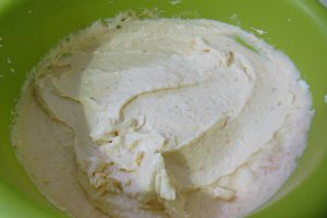 Desert prajitura cu ciocolata si crema de caise
