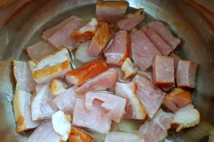 Ciorba de fasole cruda, cu pastrama de porc afumata si leustean
