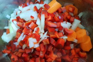 Ciorba de fasole cruda, cu pastrama de porc afumata si leustean