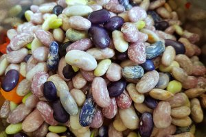 Ciorba de fasole cruda, cu pastrama de porc afumata si leustean