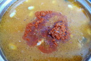 Ciorba de fasole cruda, cu pastrama de porc afumata si leustean