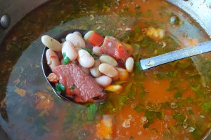 Ciorba de fasole cruda, cu pastrama de porc afumata si leustean