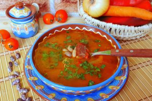 Ciorba de fasole cruda, cu pastrama de porc afumata si leustean
