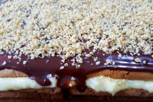 Desert prajitura din foi de albusuri cu nuca si crema de lapte