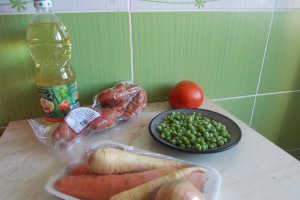 Bors cu mazare proaspata si ciolan afumat de porc
